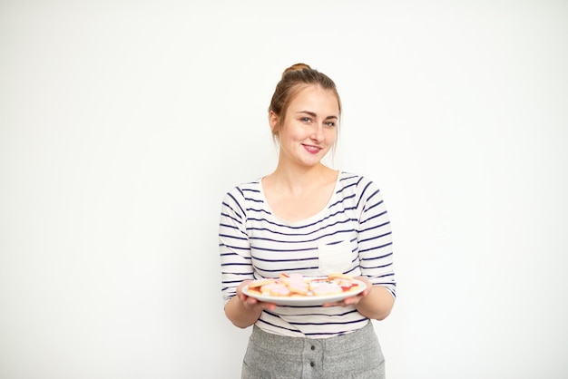 Persoană zâmbitoare cu farfurie